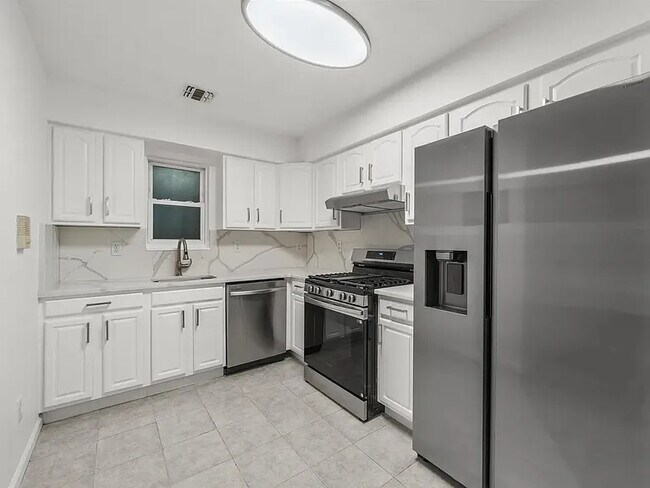 Building Photo - 71 Woodlawn Ave