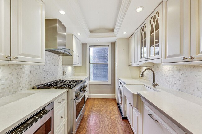 Building Photo - Elegant 2 Bedroom/ 2 Bath Unit in Westchester Cooperative - All Utilities Included!