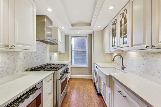 Building Photo - Elegant 2 Bedroom/ 2 Bath Unit in Westchester Cooperative!