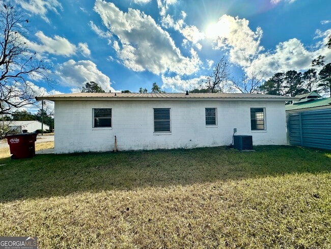 Building Photo - 526 Ware St