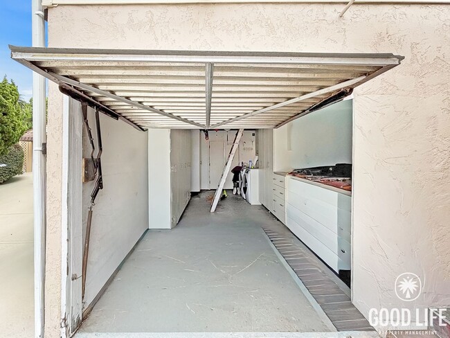 Building Photo - Inviting 3BD/2BA South Park Home with Turf Yards, Hardwood Floors & A/C