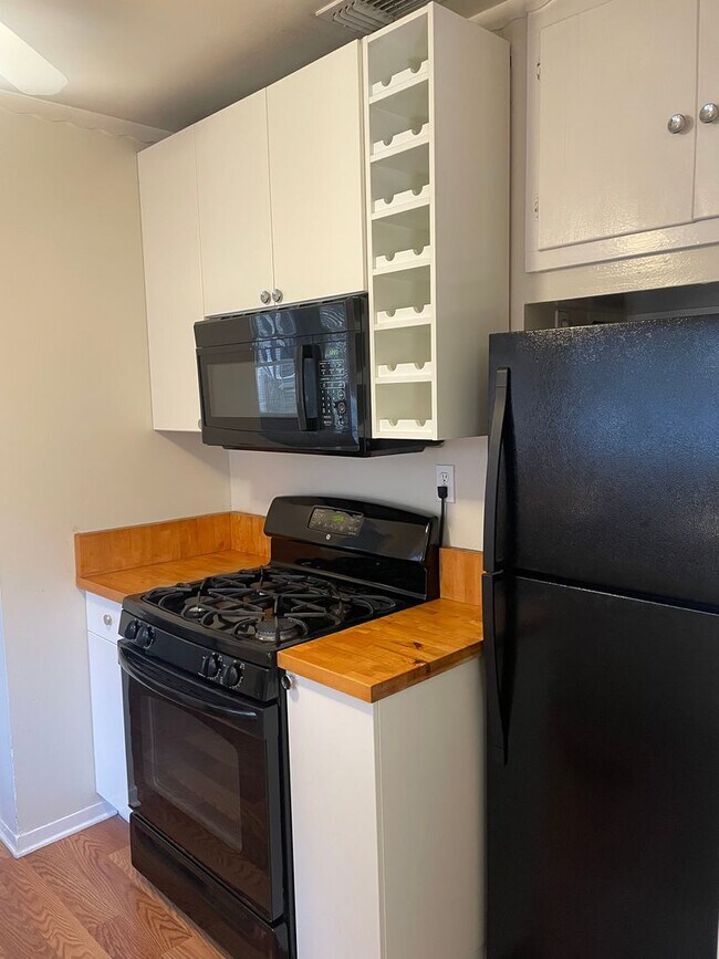 Building Photo - Two Bedroom 1 Bath in East Sacramento