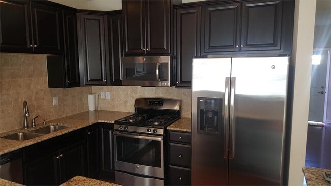 Building Photo - 2757 Silverthorn Dr