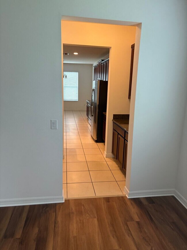 Building Photo - IMMEDIATE OCCUPANCY !!! LARGE// 5 Bedroom ...