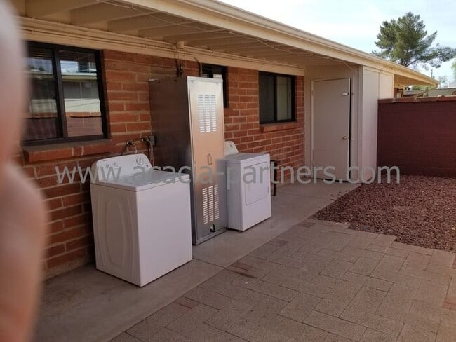 Building Photo - Central Two Bedroom/One Bath