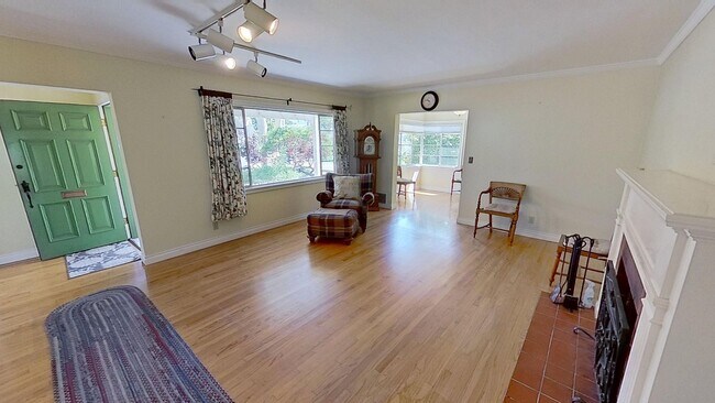 Building Photo - Amazing and Spacious 3 bed / 2 bath home! ...