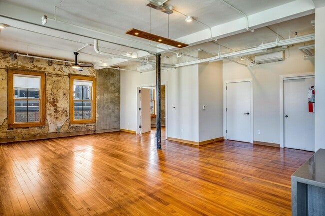 Building Photo - LUXURY   CONDOS IN THE HEART OF ALAMO CITY