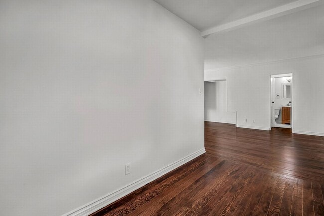 Building Photo - Excellent WeHo location!