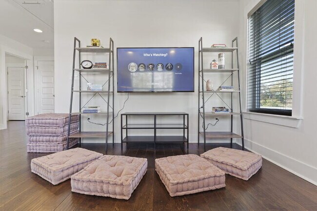 Building Photo - Luxurious 4-Bed Townhouse with Fireplace &...