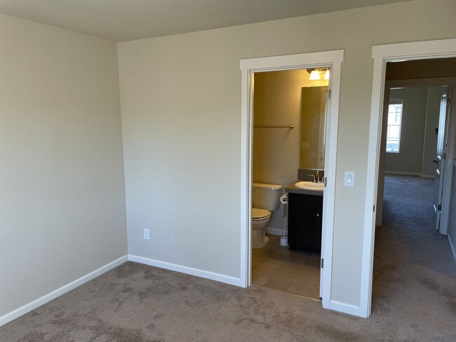 Building Photo - Bethany Townhouse