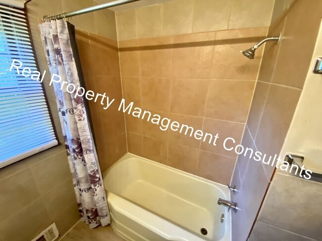 Building Photo - Freshly Painted 3 Bedroom