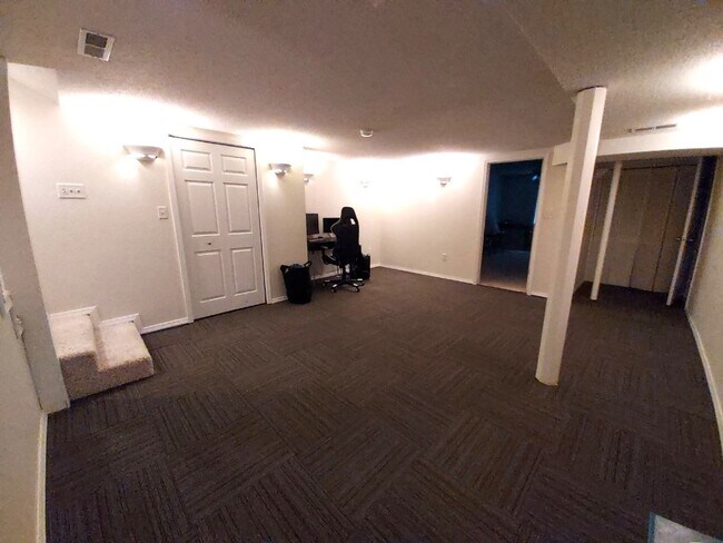 Building Photo - Nice 3 Bedroom 2 Bathroom House in Somerset