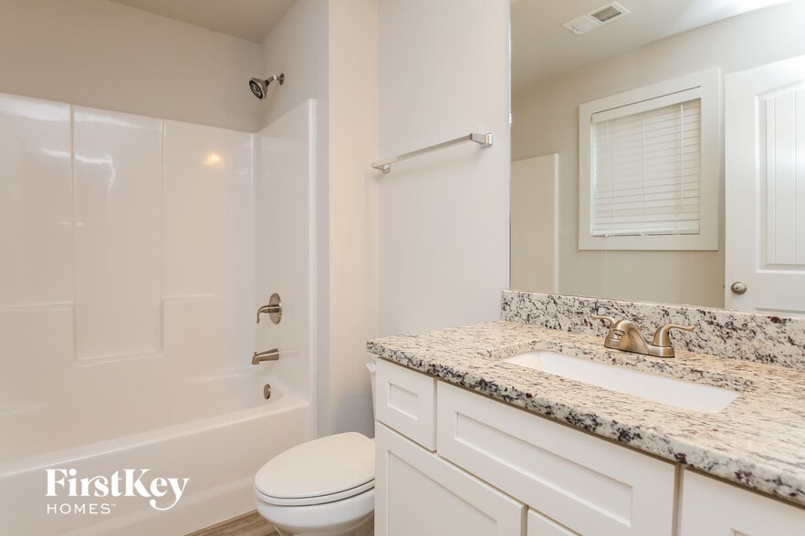 Building Photo - 2375 Belaire Dr