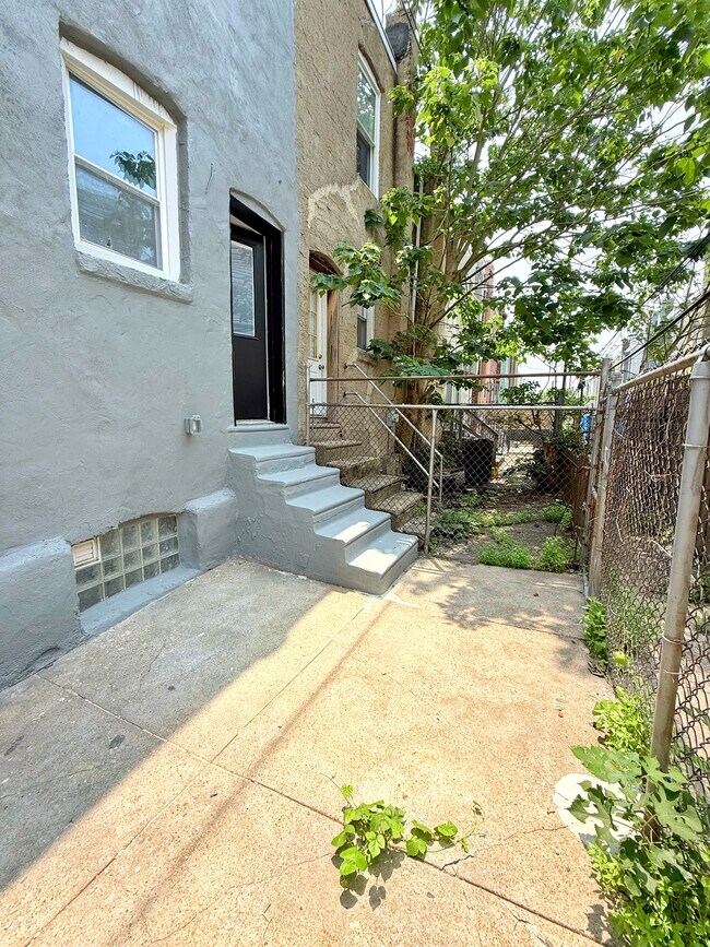 Building Photo - 1520 S Myrtlewood St