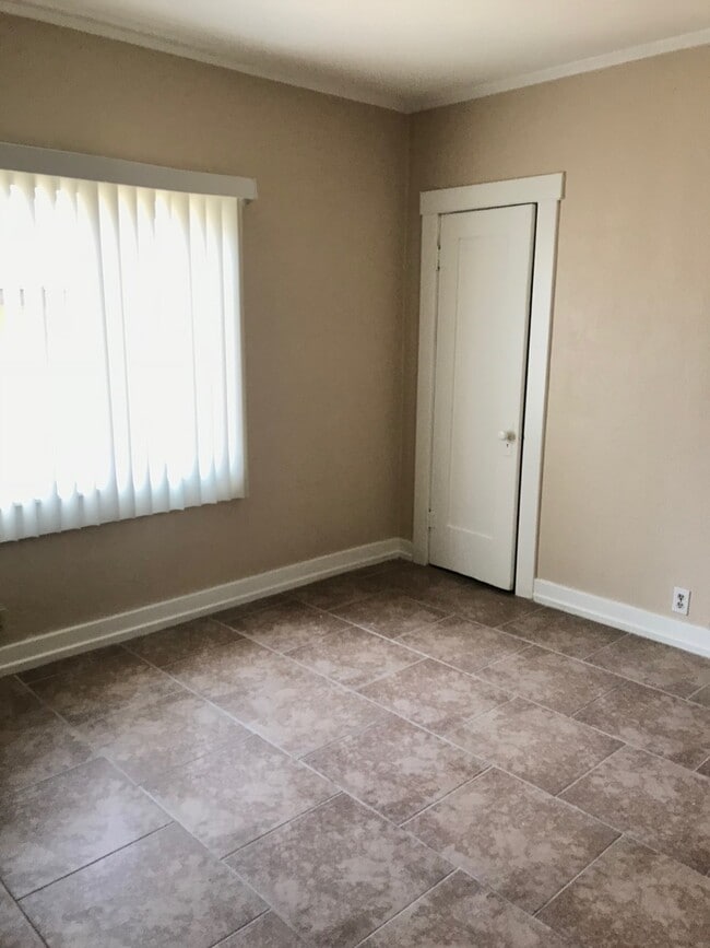 Building Photo - Adorable Wood streets 3 bd home