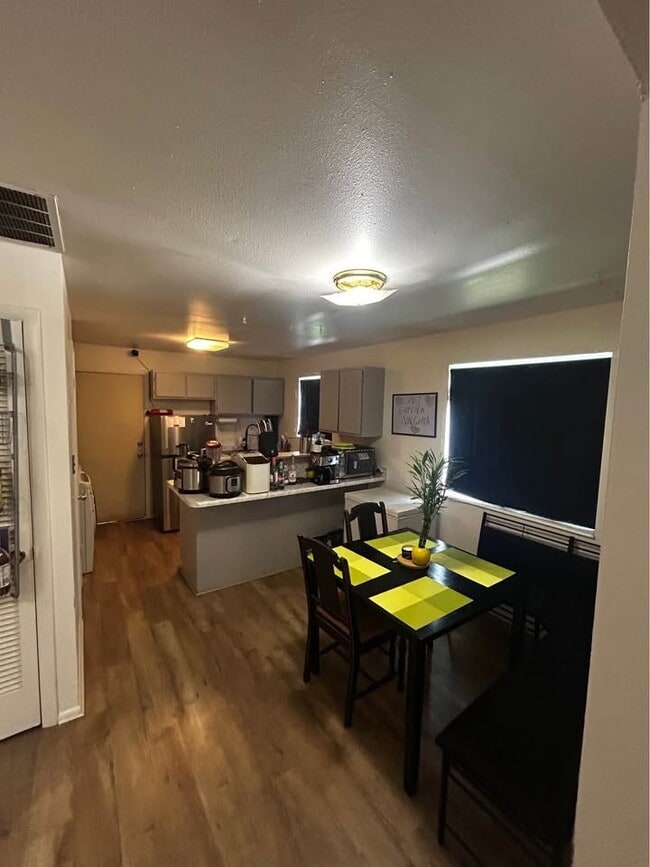 Building Photo - 1206 Harris Ave