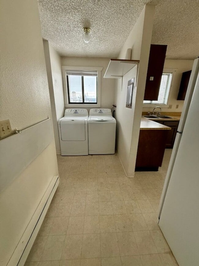 Building Photo - 2 Bedroom 1 Bath Duplex - NEW LOW PRICE