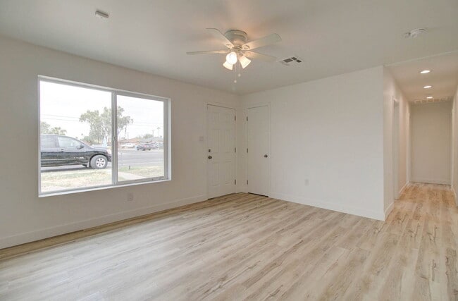 Building Photo - 2539 N 39th Ave