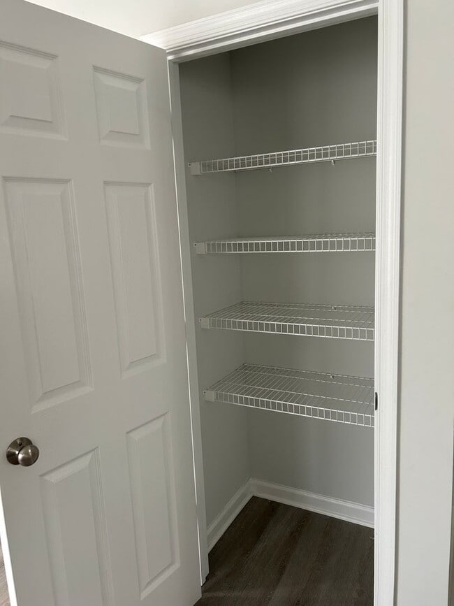 Building Photo - Like new 3 bedroom 2.5 bath townhouse