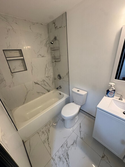 Building Photo - 1015 Glezen St