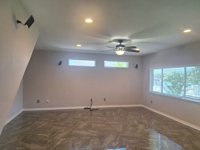 Building Photo - VA-VA ROOM! 5 BR  Home in Debary Country C...