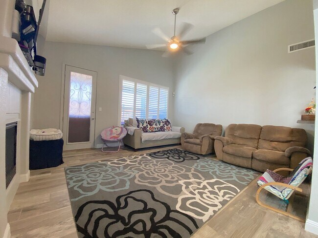 Building Photo - Northeast El Paso 3 bed with Refrig A/C and Solar Panels