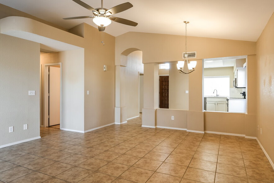 Building Photo - 1102 E Villa Theresa Dr