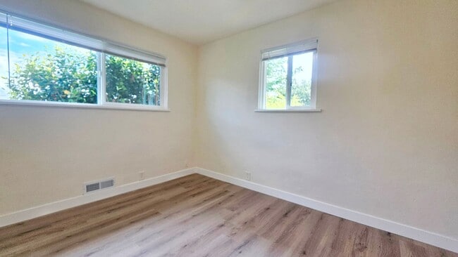 Building Photo - 3 Bed 1.25 Bath Single Family Home in Renton