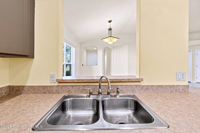 Building Photo - 960 Villa Dr