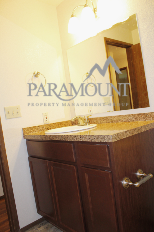 Building Photo - Remodeled 2 bed/1.5 bath duplex in Gig Harbor!