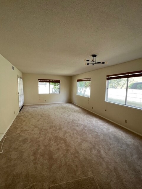Large family room - 2419 Clark Ln