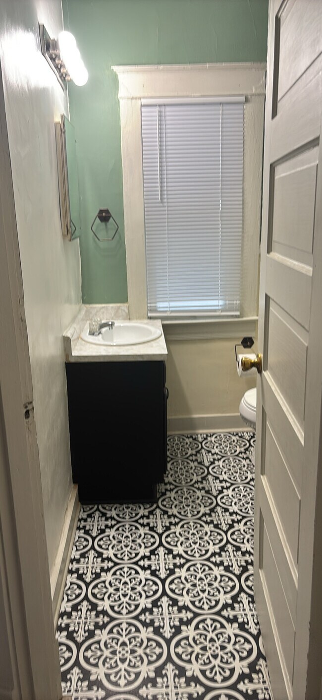 Building Photo - 161 N Keats Ave