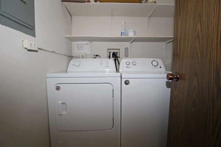 Laundry - 404 Sandalwood Ln