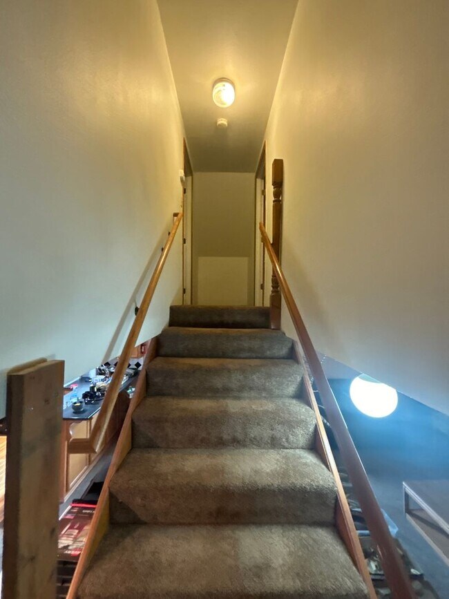 Building Photo - Huge green house / large garage / Pet frie...