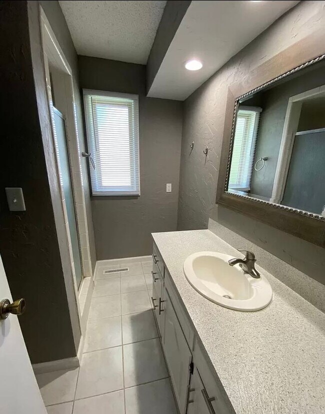 Building Photo - Lovely 3 bedroom, 2 bathroom house for ren...