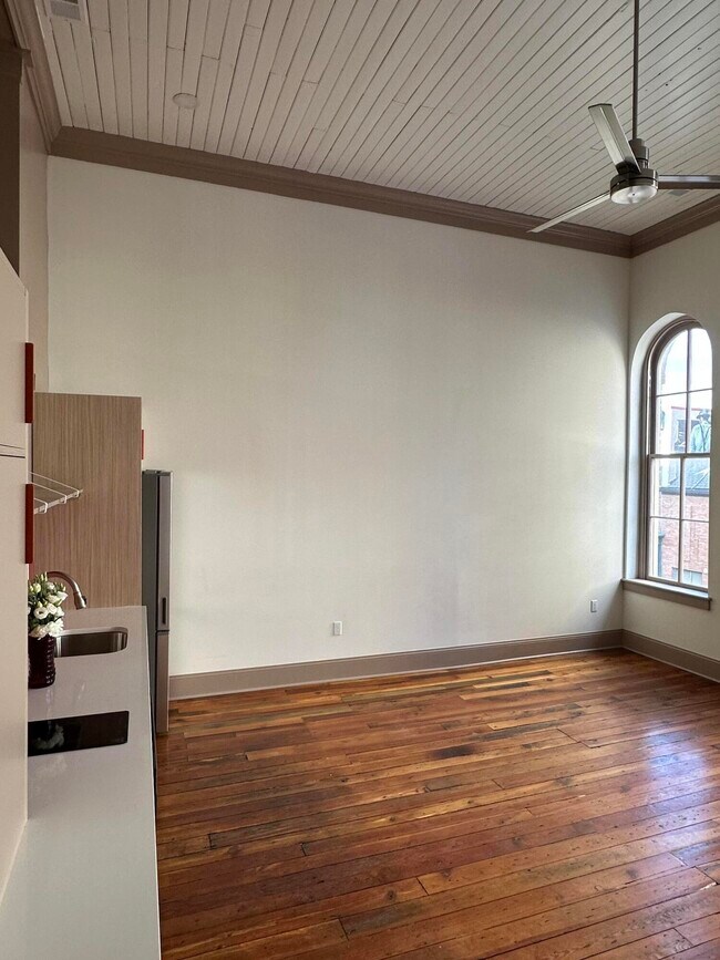 Building Photo - 307 W Main St