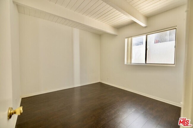 Building Photo - 451 S Oakhurst Dr