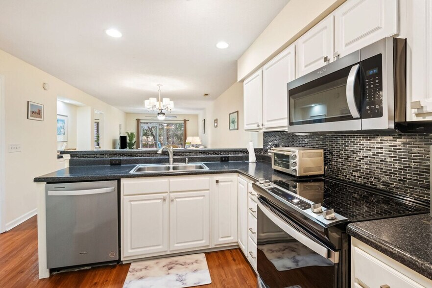 Building Photo - 390 Pinehurst Ln