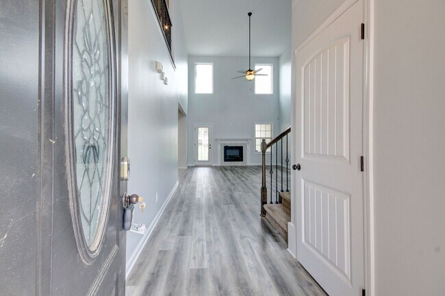 Building Photo - mega Huge wow. 4 bed 3 bath.