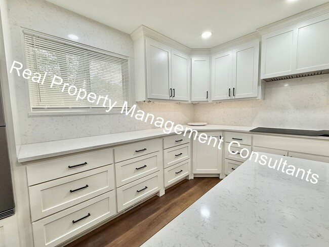 Building Photo - Spacious 4 Bedroom Home in Shawnee Mission!