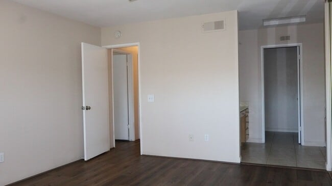 Building Photo - Beautiful 3 bedrooms corner unit condo located in Poway.