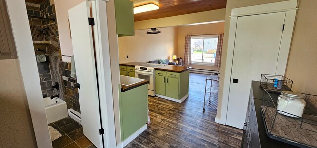 Building Photo - Fully Furnished, All Utilities Included, D...