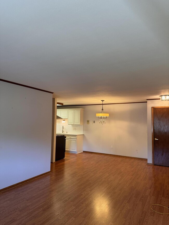 Building Photo - 1321 W Main St