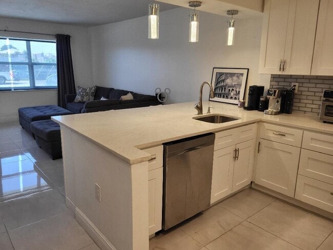 Building Photo - 550 Bayshore Dr