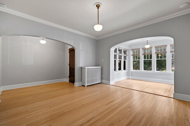 Building Photo - 1335 W Thorndale Ave