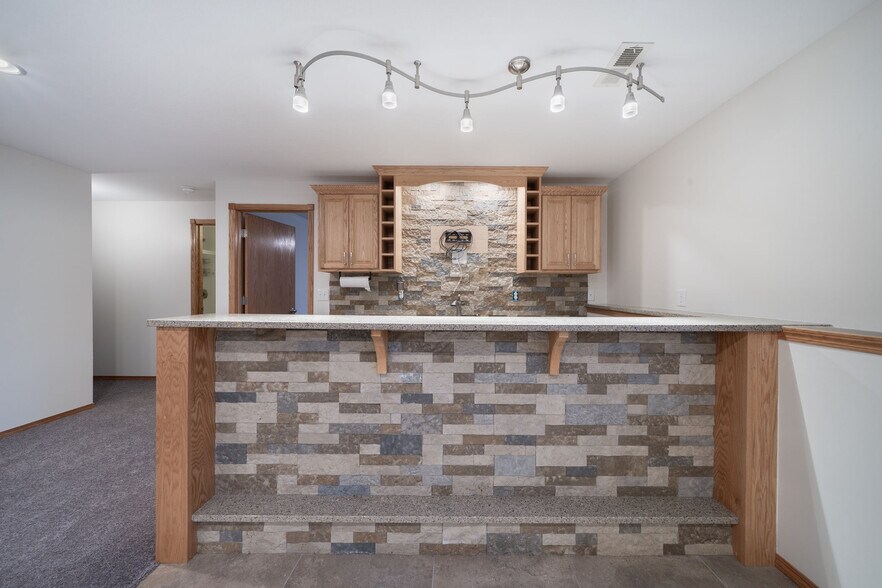 Building Photo - 1339 S Summit Rd