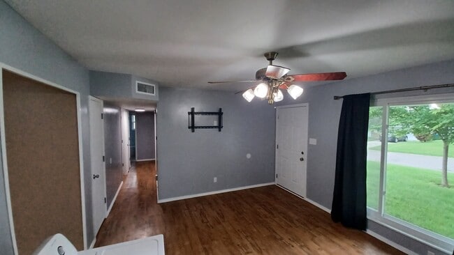 Building Photo - 847 Weedel Dr