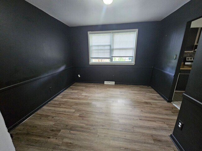 Building Photo - 4 Bedroom