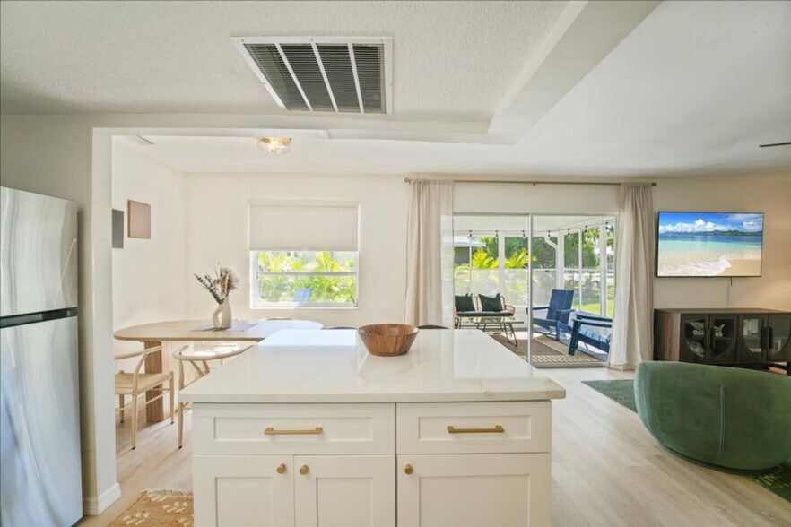 Building Photo - 113 Base Ave W