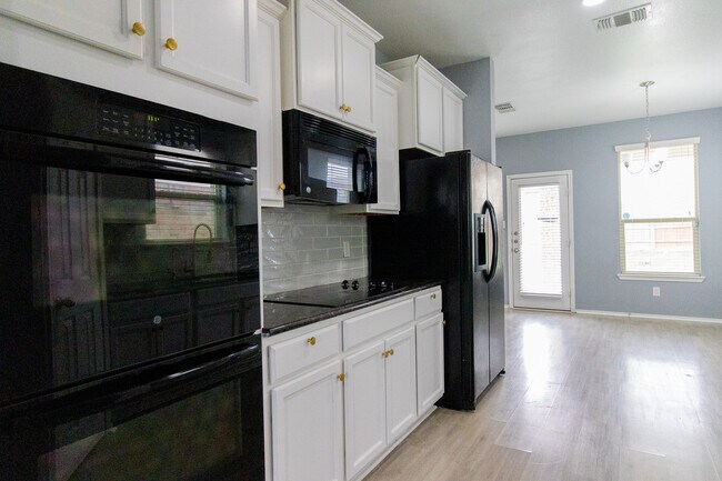 Building Photo - 6505 Clear Brook Dr